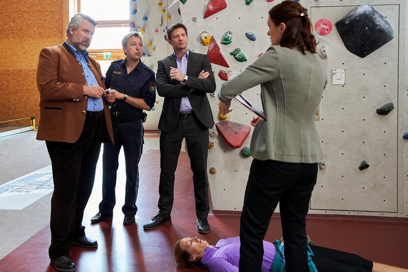 Pathologin Mai (Sina Wilke, r.) informiert die Kommissare Stadler (Dieter Fischer, l.) und Hansen (Igor Jeftic, 2.v.r.) sowie Polizeihauptmeister Mohr (Max Müller, 2.v.l.) über die ersten Untersuchungsergebnisse im aktuellen Mordfall. – Bild: Bojan Ritan /​ Die Verwendung ist nur bei redaktioneller Berichterstattung im Rahmen einer Programmankündigung ab 2 Monate vor der ersten Auss /​ © ZDF/​Bojan Ritan