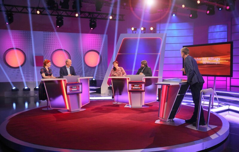 Moderator Florian Weber (re.) prüft im Wissensquiz „Meister des Alltags“ die Praxisnähe seiner prominenten Kandidten (v. li.): Enie van de Meikllokjes, Bodo Bach, Alice Hoffmann und Antoine Monot Jr. – Bild: SWR/​Peter A. Schmidt