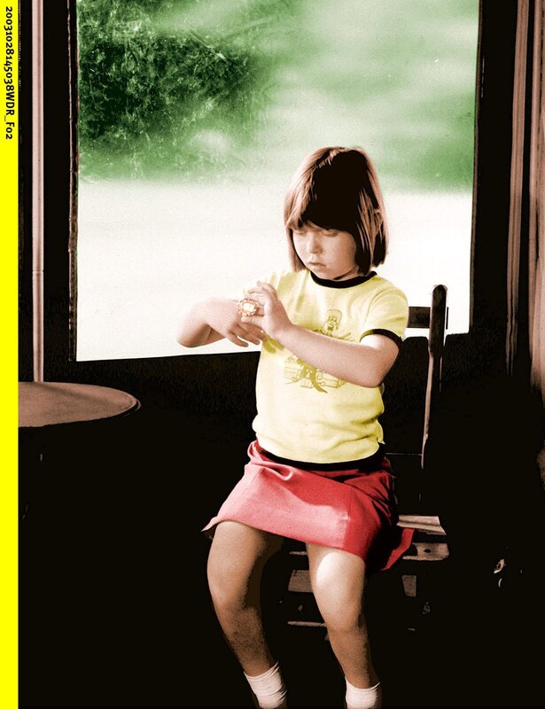 Grete (Veronika Tyblova) hat den Zauberring geliehen und probiert ihn aus. – Bild: WDR/​WDR