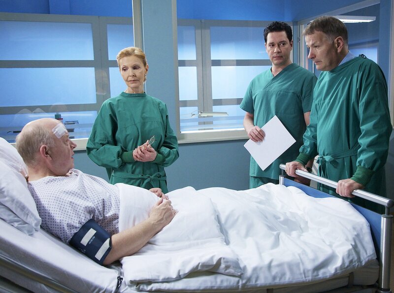 Dr. Philipp Brentano und Dr. Roland Heilmann verlegen Bernd Maibach aufgrund seiner stetig wiederkehrenden Krämpfe auf die Intensivstation. – Bild: MDR/​Saxonia/​Wernicke