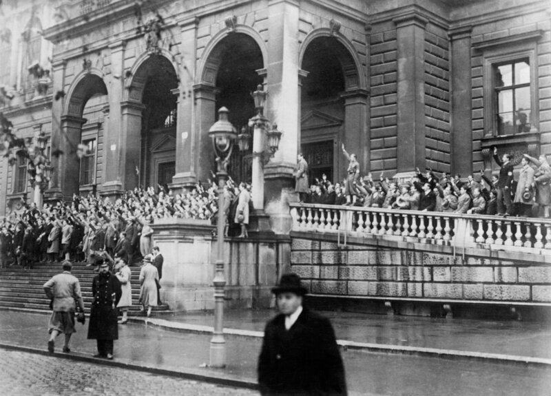 Die nationalsozialistische Demonstration vor der Wiener Universität wenige Augenblicke vor den Zusammenstößen. – An der Wiener Universität kam es zu Zusammenstößen zwischen nationalsozialistischen und politisch andersgesinnten Studenten. Mehrere Studenten wurden im Verlaufe der Schlägerei verletzt, einer von ihnen schwer. – Bild: ORF/​Imago/​TT