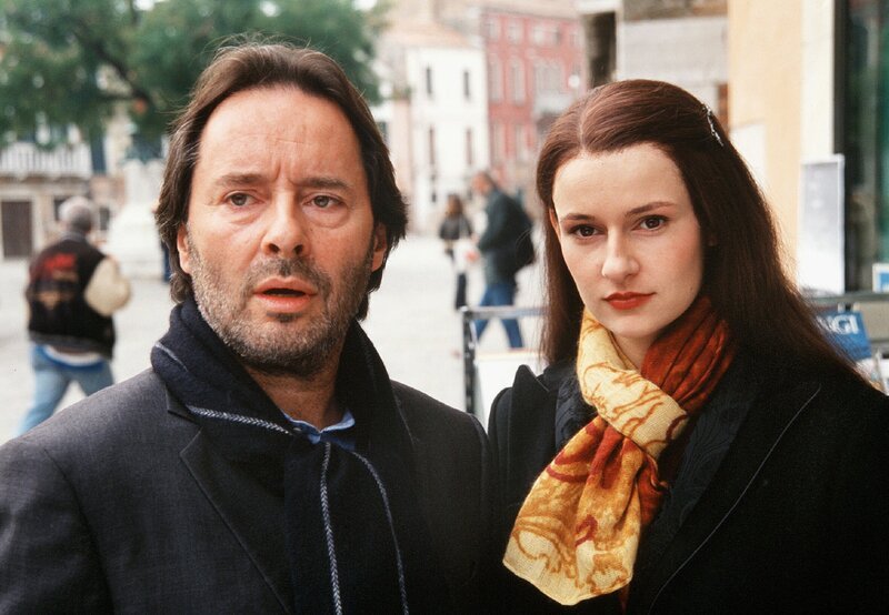 Zum Glück kann Commissario Brunetti (Uwe Kockisch) sich auf seine ebenso kluge wie schöne Assistentin Signorina Elettra (Annett Renneberg) verlassen. Weiteres Bildmaterial finden Sie unter www.br-foto.de. – Bild: ARD Degeto/​M.Kerstgens/​VISUM