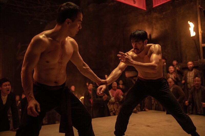 L-R: Li Yong (Joe Taslim) and Ah Sahm (Andrew Koji) – Bild: Die Verwendung ist nur bei redak /​ homeboxoffice.com /​ © CINEMAX/​HBO