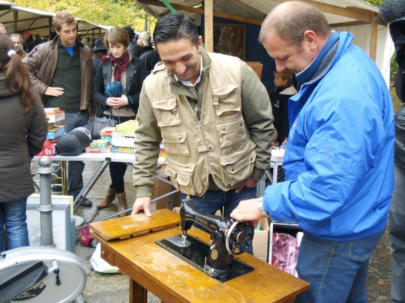 Endilich auf dem Flohmarkt: Kann Trödelprofi Mauro (li.) Martin helfen sich von dem jahrelang angesammelten Trödel zu befreien? – Bild: RT2