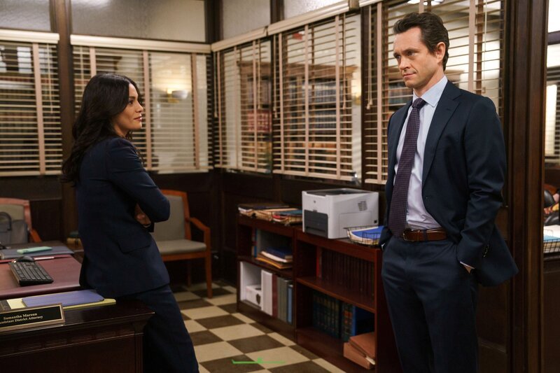 l-r: Odelya Halevi als ADA Samantha Maroun – Bild: Universal Television LLC