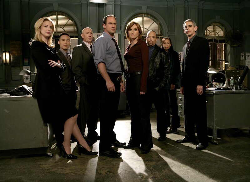 (l-r) Diane Neal as ADA Casey Novak, B.D. Wong as Dr. George Huang, Dann Florek as Capt. Donald Cragen, Christopher Meloni Det. Elliot Stabler, Mariska Hargitay as Det. Olivia Benson, Ice-T as Det. Odafin ìFinî Tutuola, Tamara Tunie Dr. Melinda Warner, Richard Belzer as Det. John Munch. – Bild: Universal Network Television /​ 13TH STREET