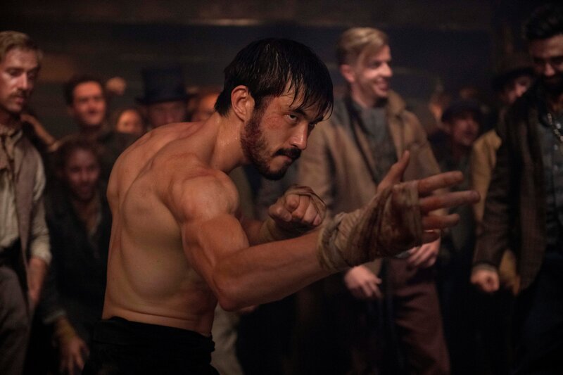 Ah Sahm (Andrew Koji) – Bild: HBO /​ Die Verwendung ist nur bei redaktioneller Berichterstattung im Rahmen einer Programmankündigung ab 2 Monate vor der ersten Auss /​ © 2020 Home Box Office, Inc. All rights reserved. Cinemax® and related channels and service marks  …