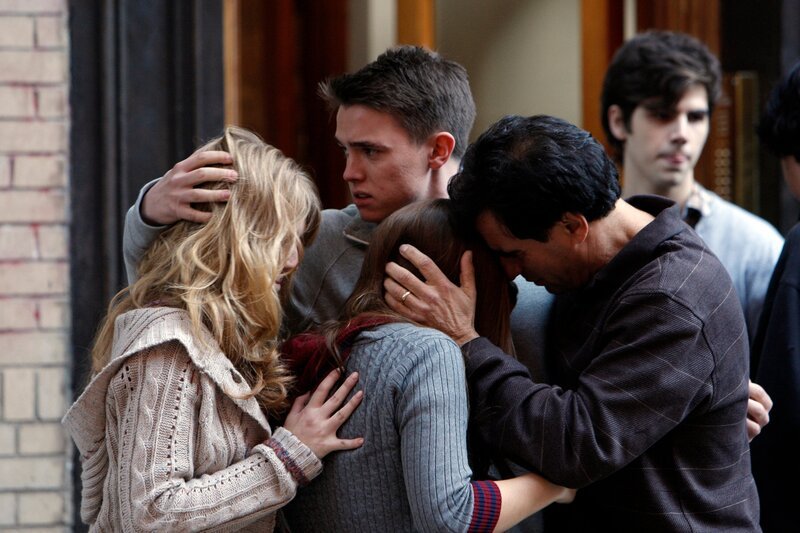 Jesse McCartney als Max Matarazzo, Ray Abruzzo als Gordan Vidal – Bild: NBC Universal, Inc