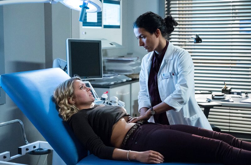 Pia Krämer ist eigentlich wegen ihrer Schwester im Klinikum. Aber auch ihr geht es nicht gut. Dr. Leyla Sherbaz ahnt unter welchem Druck die junge Frau steht. – Bild: ARD/​Jens Ulrich Koch