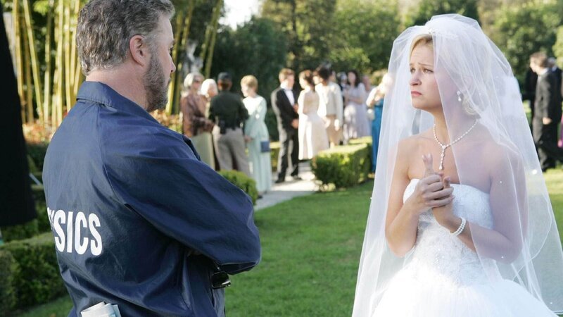 Eine Leiche am Hochzeitstag – ein Albtraum für die frisch vermählte Braut Jill Chase (Reagan Pasternak) und ihren Mann, dessen Mutter das Opfer ist. Gil Grissom (William Petersen) beginnt mit den Ermittlungen vor Ort. – Bild: TVNOW /​ CBS