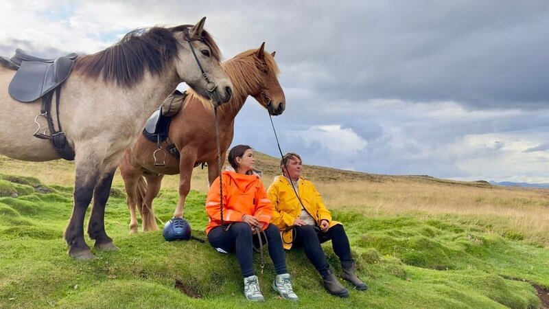 Nach dem langen Ritt gönnen sich Anna und Evelyn eine kleine Pause. (Evelyn Ýr) – Bild: BR/​TEXT+BILD Medienproduktion GmbH & Co. KG/​Katharina Brackmann