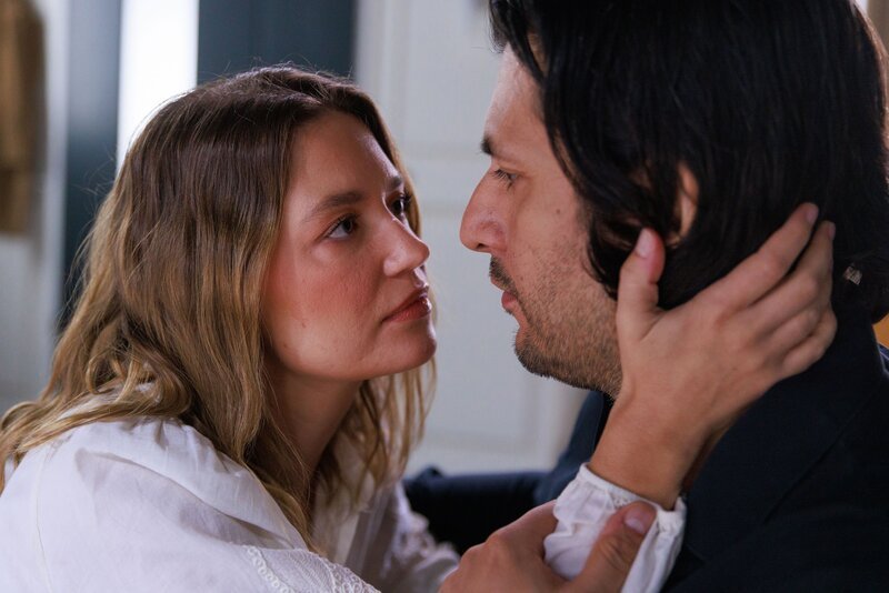 Maximilian (Francisco Medina) gelingt es, dass Nathalie (Amrei Haardt) sich wieder unbeschwert fühlt. – Bild: RTL /​ Sebastian Meyer /​ Verbotene Gefühle