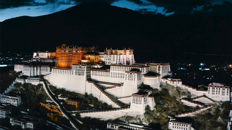 Am 19. Januar 1939 passierten die Scheinforscher den Potala-Palast, einen der Sakralbauten Tibets. – Bild: Cineflix/​ BILD/​ WeltN24