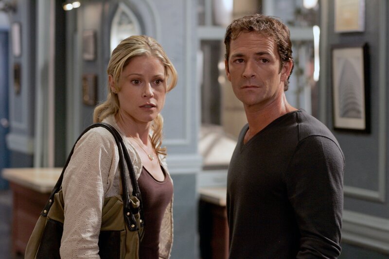 (l-r) Julie Bowen as Gwen Sibert, Luke Perry as Noah Sibert – Bild: NBC Universal, Inc