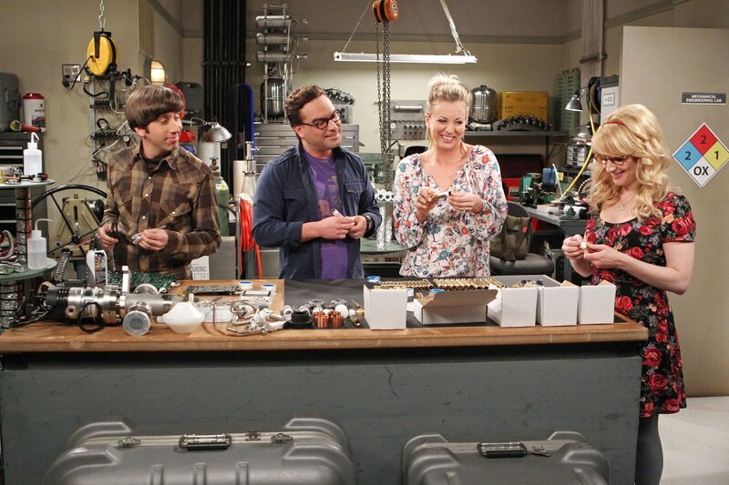 Während Penny und Bernadette Howard und Leonard bei ihrer Erfindung helfen, vertraut Sheldon Amy ein schockierendes Geheimnis an … – Bild: Warner Brothers