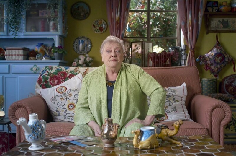 Das Repertoire der Rentnerinnen-Witze ist breit und alles andere als schrullig und hat eine ganz besondere Färbung. Es geht um den letzten Willen und ungestörten Sex, falsche Superweiber und überraschende Beichten. – Bild: Lm Productions/​Bakea Productions