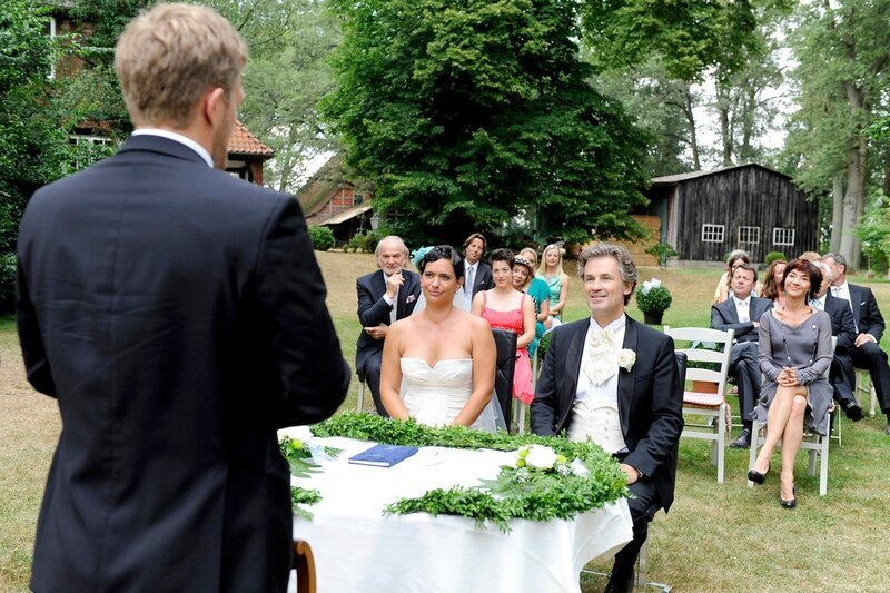 Hochzeit mit Hindernissen: Jan (Timothy Peach, v.r.) und Vera (Sandra Speichert,v.M.) geben sich bei einer charmant-improvisierten Hochzeit auf dem Gut von Gunter das Ja-Wort. Das glückliche Brautpaar beim Tausch der Ringe, flankiert von ihren Trauzeugen. – Bild: ARD/​Nicole Manthey