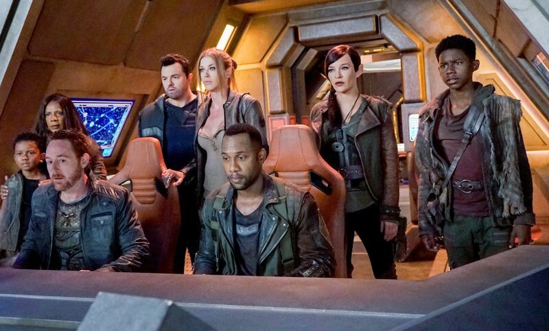 (v.li.): Penny Johnson Jerald (Dr. Claire Finn), Kai Wener (Ty Finn), Scott Grimes (Lt. Gordon Malloy), Seth MacFarlane (Capt. Ed Mercer), Adrianne Palicki (Cmdr. Kelly Grayson), J Lee (Lt.Cmdr.John LaMarr), Jessica Szohr (Lt. Talla Keyali), Brian Tanner (Marcus Finn). – Bild: ORF/​PRO7/​ Fox