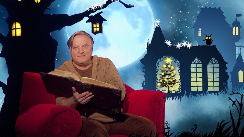 Axel Prahl erzählt das Märchen „Die sieben Tannenbäume“. – Bild: rbb/​Hanna Boussouar