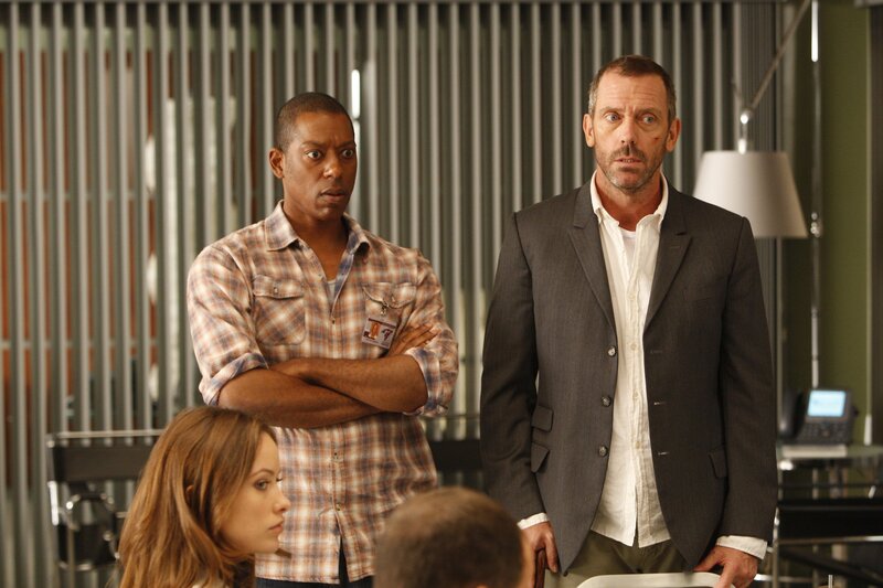 House (Hugh Laurie) überrascht Dreizehn (Olivia Wilde) und ihre Kollegen mit einer Personalie, in dem er Foremans älteren Bruder Marcus (Orlando Jones) einstellt, der gerade aus dem Gefängnis entlassen worden ist. – Bild: NBC Universal, Inc.
