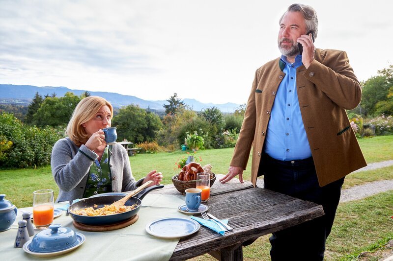 Kommissar Stadler (Dieter Fischer, r.) wollte gerade mit Marie Hofer (Karin Thaler, l.) frühstücken, als ihn der Anruf von Frau Stockl erreicht: „Es gabat a Leich“. – Bild: ORF/​ZDF/​Bojan Ritan