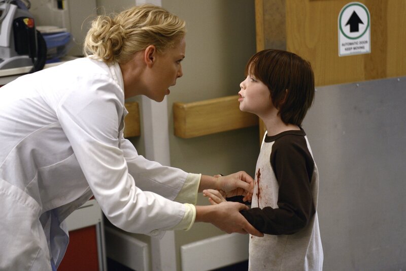 Michael (Jaden Sorensen, r.) bittet Izzie (Katherine Heigl, l.), ihn nach draußen zu begleiten, da es dort einen Patiienten gibt, der ihre Hilfe benötigt. Jedoch muss Izzie feststellen, dass es sich bei diesem Patienten nicht um einen Menschen handelt … – Bild: 2007 American Broadcasting Companies, Inc. All rights reserved. NO ARCHIVE. NO RESALE. /​ Scott Garfield Lizenzbild frei
