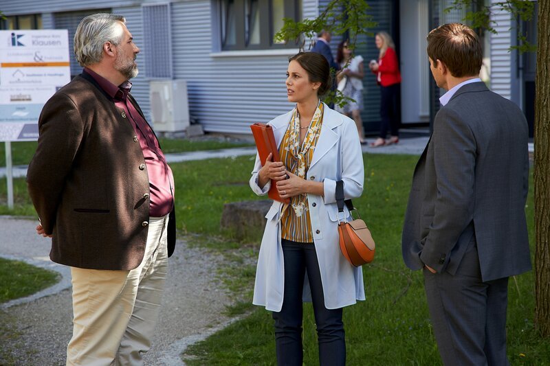 Die Versicherungsangestellte Agnes Lischewski (Katharina Schwarzmaier, M.), muss von den Kommissaren Stadler (Dieter Fischer, l.) und Hansen (Igor Jeftic, r.) erfahren, dass ihr Ex-Mann ermordet wurde. – Bild: Bojan Ritan /​ ZDF Enterprises GmbH /​ Die Verwendung ist nur bei redaktioneller Berichterstattung im Rahmen einer Programmankündigung ab 2 Monate vor der ersten Auss /​ © ZDF/​Bojan Ritan