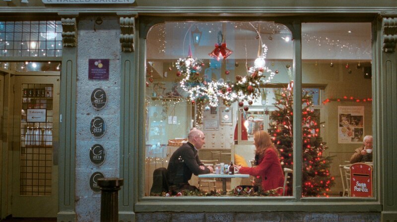 Ende November irgendwo in Irland. Die Vorbereitungen auf das bevorstehende Weihnachtsfest laufen. Weihnachtsbäume werden gekauft, festliche Musik gespielt und Geschenke besorgt. Aber oft liegen Freude und Schmerz dicht beieinander – vor allem an Weihnachten. Der Film nimmt uns mit auf eine nachdenklich stimmende und emotionale Reise mit fünf ganz normalen Menschen: Shane, Annette, Loretta, Jason und Mary, die mitten im Stress der Vorweihnachtszeit ihre persönlichen Probleme zu meistern haben. – Mary mit einem Freund im Café. – Bild: WDR/​Venom