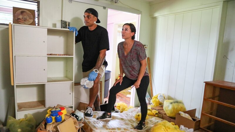 Kamohai and Tristyn prepare for junk removal so they can clear out the house and start renovation, as seen on Renovation Aloha, Season 2. – Bild: Warner Bros. Discovery, Inc. or its subsidiaries and affiliates. All rights reserved.
