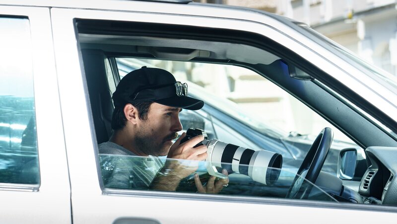 Konstantin Blomer (Kerim Waller) beobachtet die junge Frau aus dem Café. – Bild: ZDF und Petro Domenigg/​FILMSTILLS.AT KG