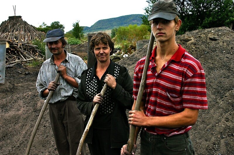 Der Köhler Vari Domokos verlässt jeden Morgen mit seiner Frau Margareta und seinem Sohn Csaba den kleinen Bauernhof, um in den Bergwäldern zu ihren Holzmeilern zu gelangen. – Bild: MedienKontor /​ Vincent Froehly