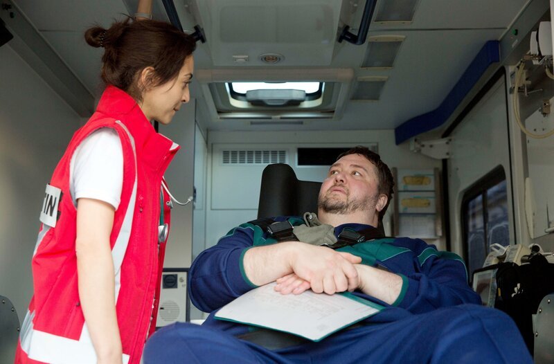 Nina (Sabrina Amali, l.) klärt Jörg Strache (Daniel Zillmann, r.) über seine Krankheit auf. – Bild: ARD/​Volker Roloff