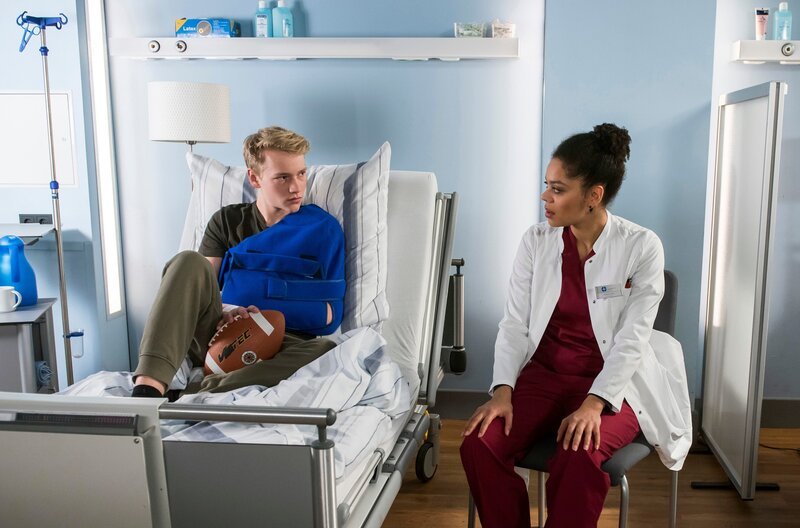 Manuel (Bruno Alexander, l.) hat eigenmächtig seine Antidepressiva abgesetzt; Vivi (Jane Chirwa, r.) erklärt ihm seine Lage und die Folgen. – Bild: ARD/​Jens Ulrich Koch