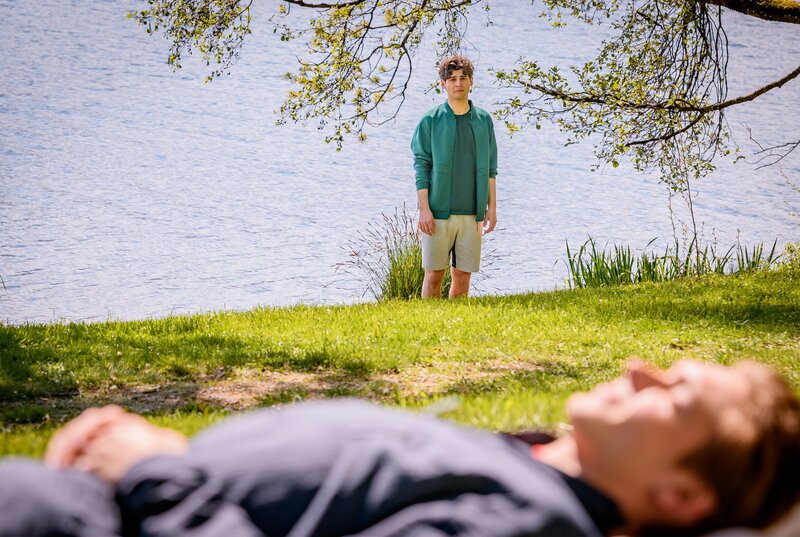 Elias (Orlando Lenzen, hinten) sehnt sich nach Leo (Aurel Klug, vorne) und würde ihm als Freund gerne helfen. – Bild: ARD/​WDR/​Christof Arnold