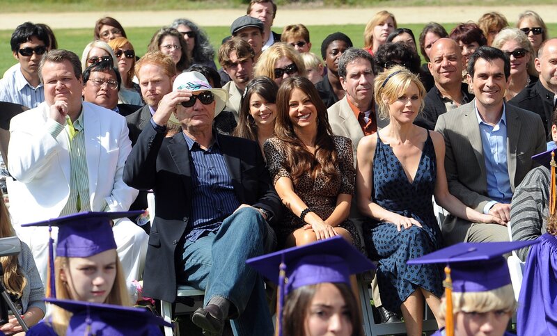 (Mi.v.li.) Cameron (Eric Stonestreet), Mitchell (Jesse Tyler Ferguson), Jay (Ed O’Neill), Haley (Sarah Hyland), Gloria (Sofia Vergara), Claire (Julie Bowen) und Phil (Ty Burrell) erwarten gespannt Alex’ Rede, die sie als Jahrgangsbeste beim Abschluss der Middle School halten soll. – Bild: ViacomCBS /​ Mitchell Haddad