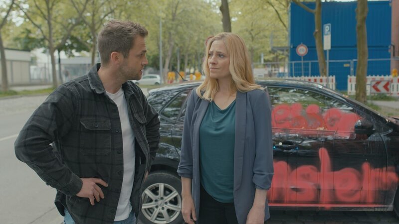 Philipp Stehler (l.); Charlotte Fuchs (r.) – Bild: Dieses Bild darf ausschließlich nach Maßgabe der Allgemeinen Geschäftsbedingungen für die Presselounges der Sender der ProSiebenSat.1 Media SE (AGB) genutzt werden. Die in den AGB festgesetzten Rechteeinschränkungen sind unbedingt  …