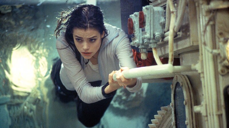 Die amerikanische Nuklearwaffen-Expertin Dr. Christmas Jones (Denise Richards) unterstützt 007 – Bild: RTL II