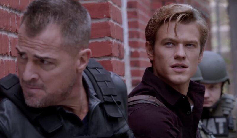 In der Hoffnung, den gefährlichen Anführer einer indonesischen Söldnertruppe aufzuspüren, verfolgen MacGyver (Lucas Till, r.) und Jack (George Eads, l.) deren Transport einer tödlichen Menge Nervengases … – Bild: CBS Broadcasting, Inc.