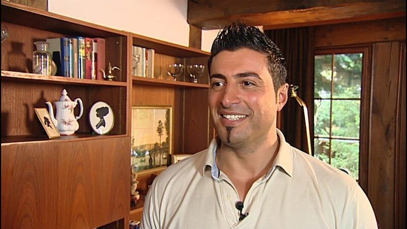 Als Sükrü Pehlivan die vermeintlichen Kostbarkeiten der Familie unter die Lupe nimmt, stellt er ganz schnell fest, dass hier nicht viel zu holen ist. – Bild: RTLZWEI