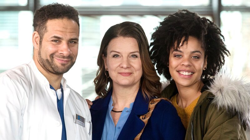 V.l.n.r. Matteo Moreau (Mike Adler), Mutter Ella Kling (Ulrike Knospe), Vivienne Kling (Jane Chirwa) – Bild: ARD/​Jens Ulrich Koch