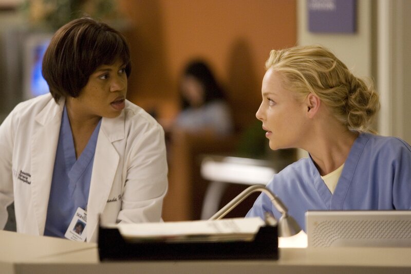 Ein neuer harter Arbeitsalltag beginnt: Bailey (Chandra Wilson, l.) und Izzie (Katherine Heigl, r.) … – Bild: 2007 American Broadcasting Companies, Inc. All rights reserved. NO ARCHIVE. NO RESALE. /​ Scott Garfield Lizenzbild frei
