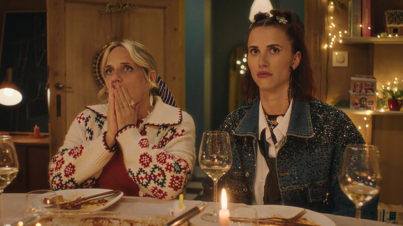 Die Schwestern Babs (Ruth Beeckmans, l.) und Daffy (Lize Feryn) sind völlig perplex, dass ihre Mutter Annie sich nach so langer Zeit von Piet getrennt hat. – Bild: Patrick Tilkens /​ ZDF