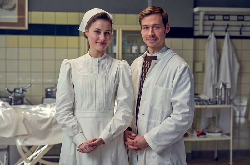 Dominique Devenport (Johanna Gabathuler), David Kross (Carl Mangold). – Bild: ORF/​Global Screen/​SRF/​ARD Degeto/​Amalia Film/​Contrast Film/​Letterbox Filmproduktion/​Frank Dicks