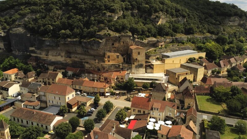 Im Jahr 1868 wurden in einer Höhle nahe der französischen Kleinstadt Les-Eyzies-de-Tayac die Fossilien eines früheren Vertreters der Homo sapiens gefunden. – Bild: N24 Doku