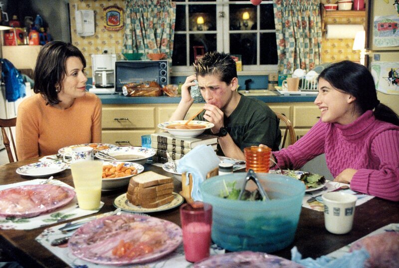 L-R: Lois (Jane Kaczmarek), Reese (Justin Berfield) und Cynthia Sanders (Tania Raymonde) – Bild: ViacomCBS