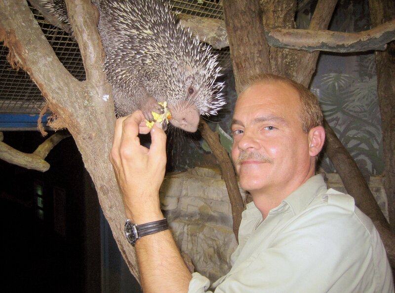 Tierpfleger Wolfgang Schleenbäcker und Greifstachler Arthur. – Bild: „Bil