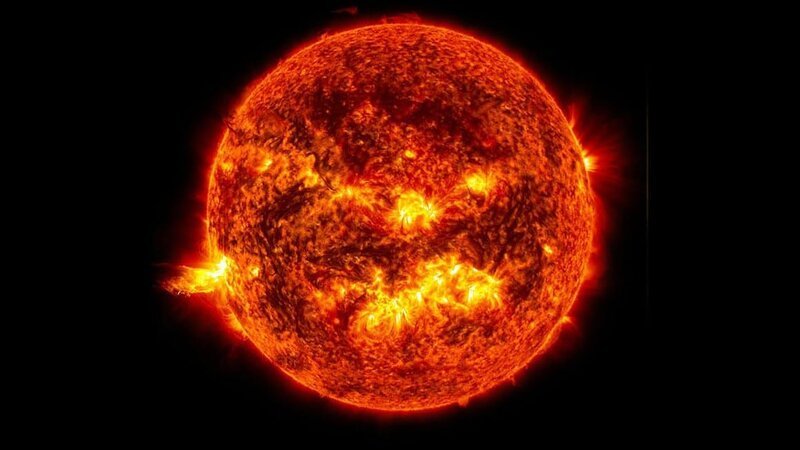 Diese Aufnahme der Solar Dynamics Observatory Mission der NASA zeigt das helle Licht einer Sonneneruption auf der linken Seite der Sonne. – Bild: NASA/​Axel Springer Deutschland GmbH