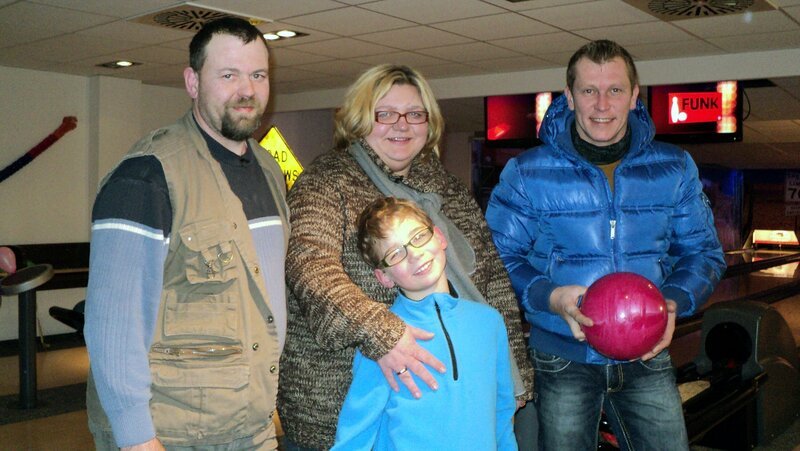 Trödelexperte Otto Schulte (re.) mit Armin (li.) und Silvia sowie Sohn Lennart. – Bild: RTL II