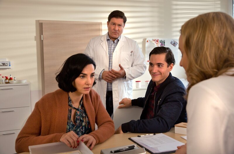 Martina (Mimi Fiedler, l.) hat starke Schmerzen in der Brust. Christian (Francis Fulton Smith, 2.v.l.) bittet  Tanja (Christina Athenstädt, r.) um Hilfe (mit Francois Goeske, 2.v.r.) . – Bild: ARD/​Volker Roloff /​ ARD-Programmdirektion