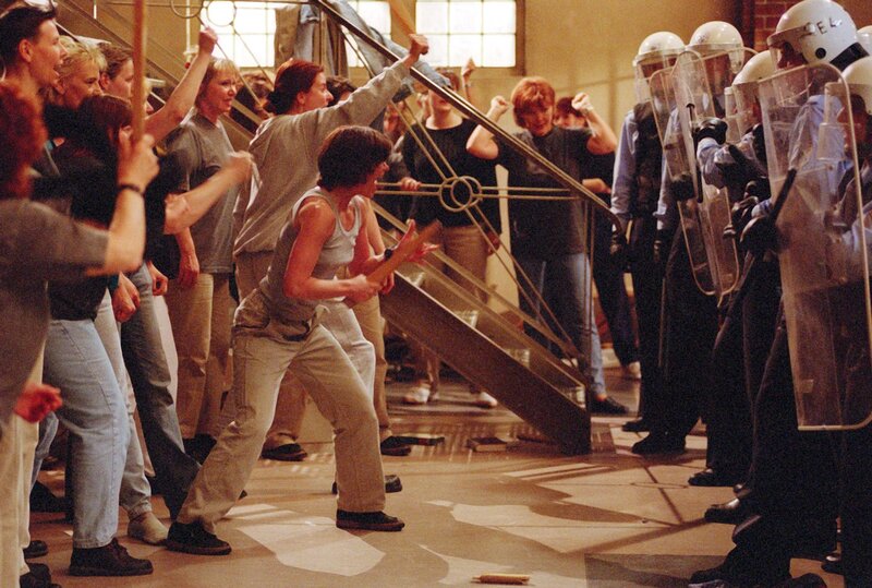 Nach dem Eva den Ausnahmezustand verkündet hat, droht die Gewalt in Reutlitz zu eskalieren. – Bild: RTL